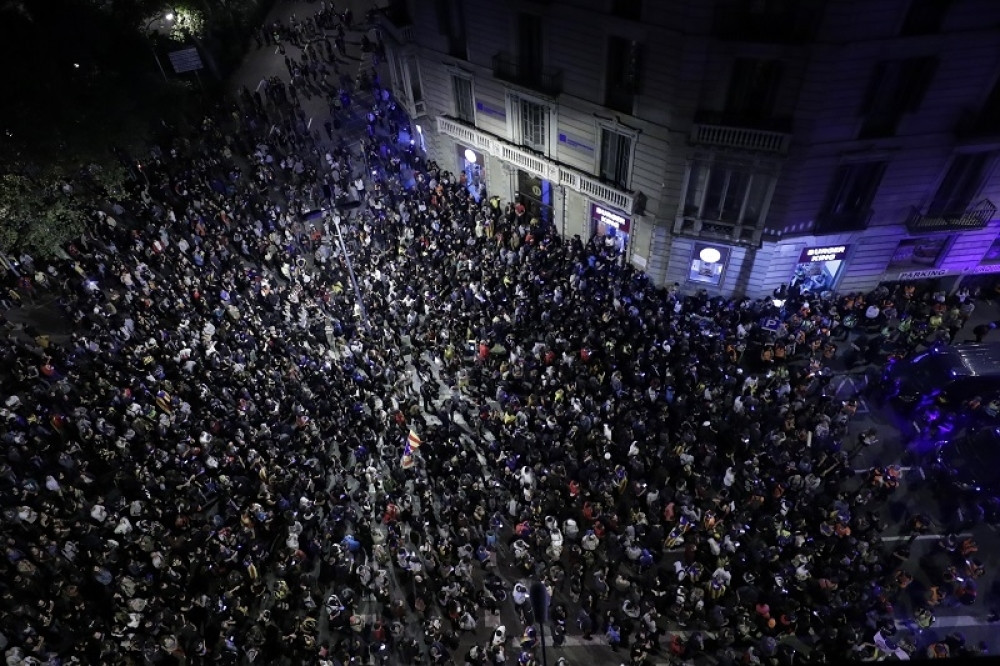 Separatisti se organizuju u borbene redove, policija se sprema za brutalan juriš: Pažnja, pažnja, ovo je poslednje upozorenje! (VIDEO UŽIVO)