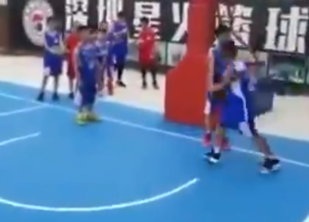 Trener na SRPSKOM prostački isprozivao kineske mališane koji su davali svoj maksimum na treningu! (VIDEO)