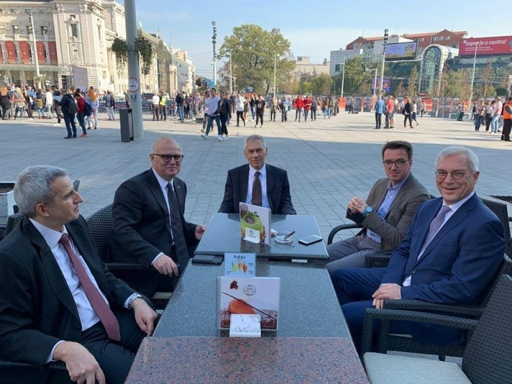 Srpski političar uslikan u beogradskom kafiću! Građani zabezeknuto gledali u čoveka sa njegove leve strane!