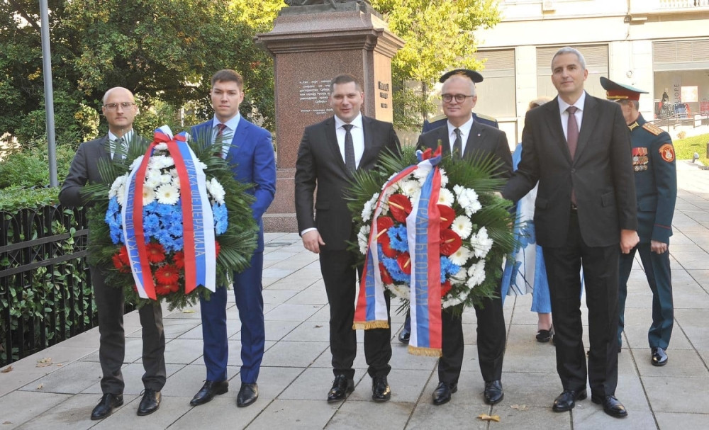 Vesić i rukovodilac ansambla "Aleksandrov" položili vence! (FOTO)