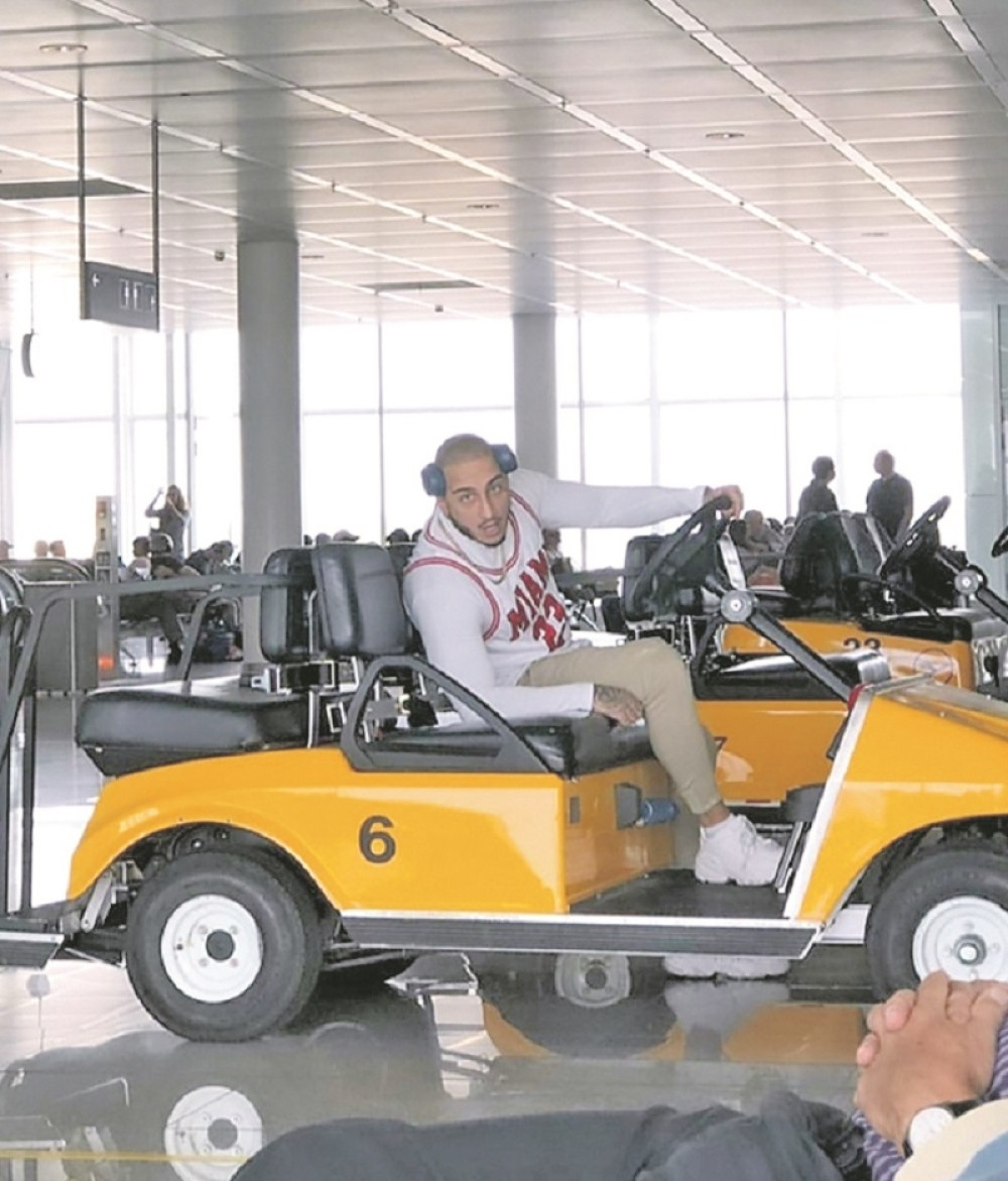 Srpski poznati reper razvozi ljude po aerodromu! (FOTO)