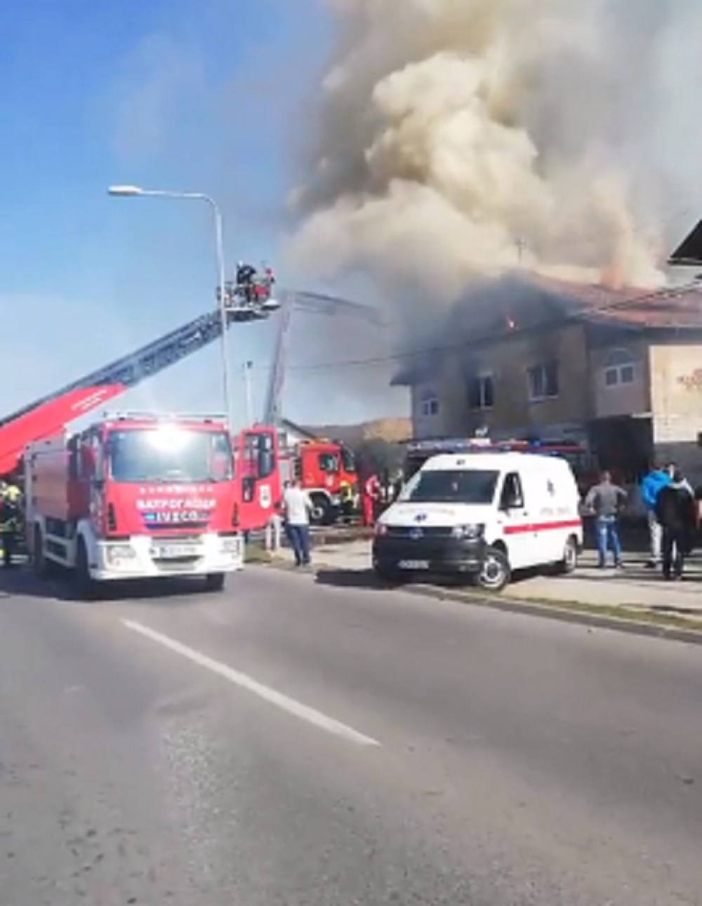 Gori kuća u Lazarevu, ljudi iskakali kroz prozore da se spasu! (VIDEO)
