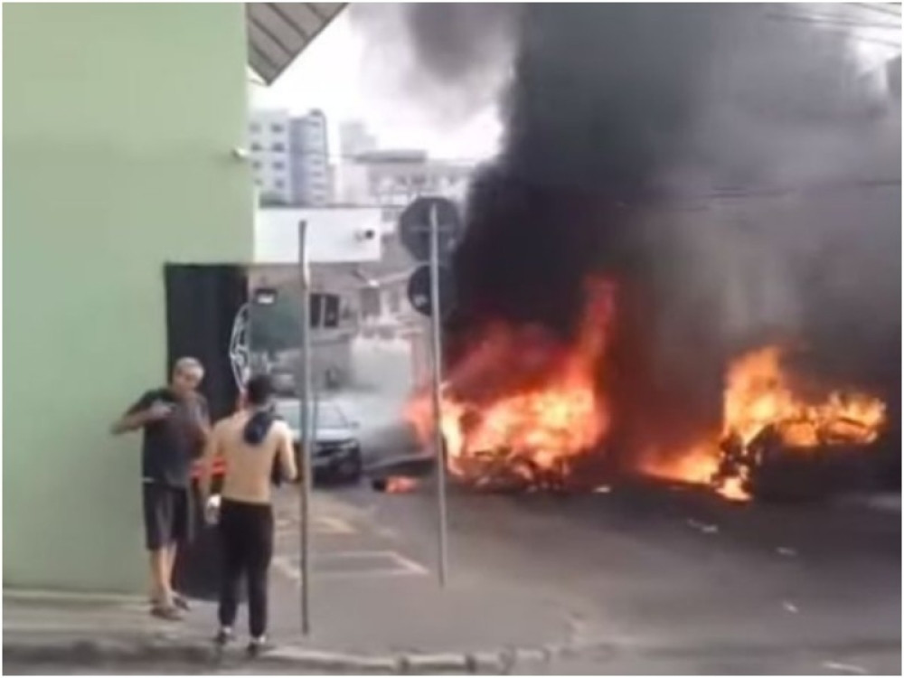 Haos na ulicima ovog malog grada! Avion se srušio među ljude , najmanje tri lica poginula! (VIDEO)