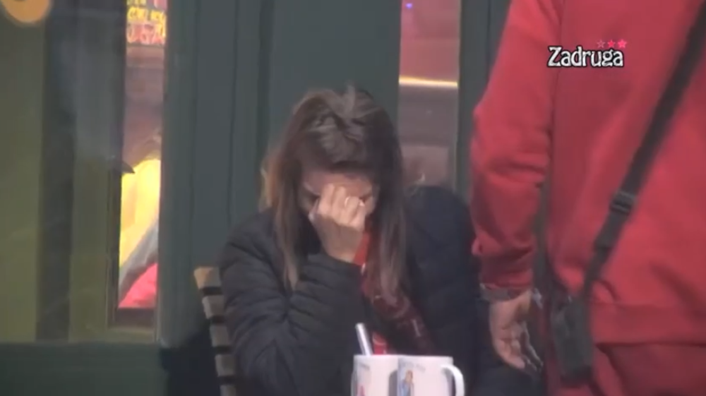 Zbog majčine smrti izlazi iz Zadruge?! Kroz suze saopštila tužnu vest!