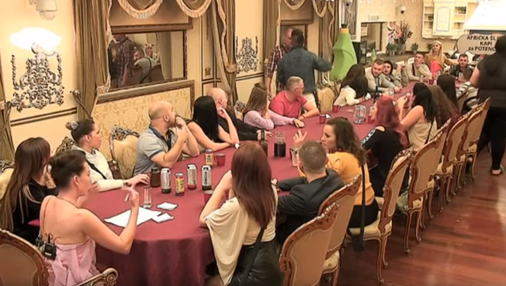 Troje novih takmičara je sinoć ušlo u vilu Parova! Crvenokosa devojka odmah privukla pažnju! (FOTO)
