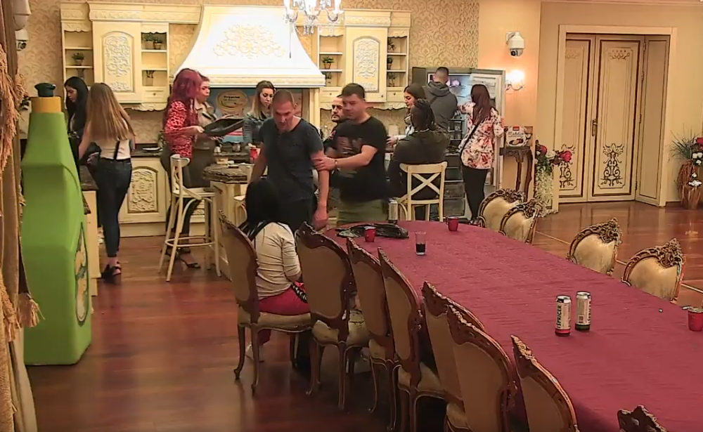 Ivanija u strahu! Pokušao da je napastvuje, vatao je za intimne delove tela! Ukućani odmah reagovali!