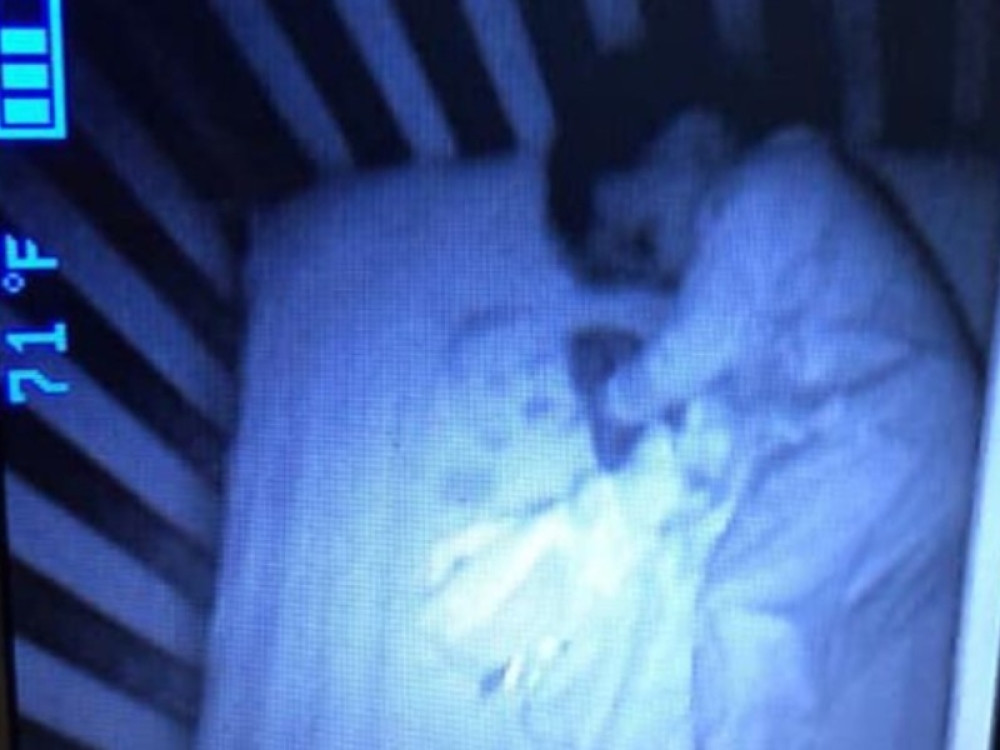 Mislila je da je pored njenog deteta u krevetu duh jedne bebe! Roditelji u strahu dočekali jutro i našli na neverovatan prizor!