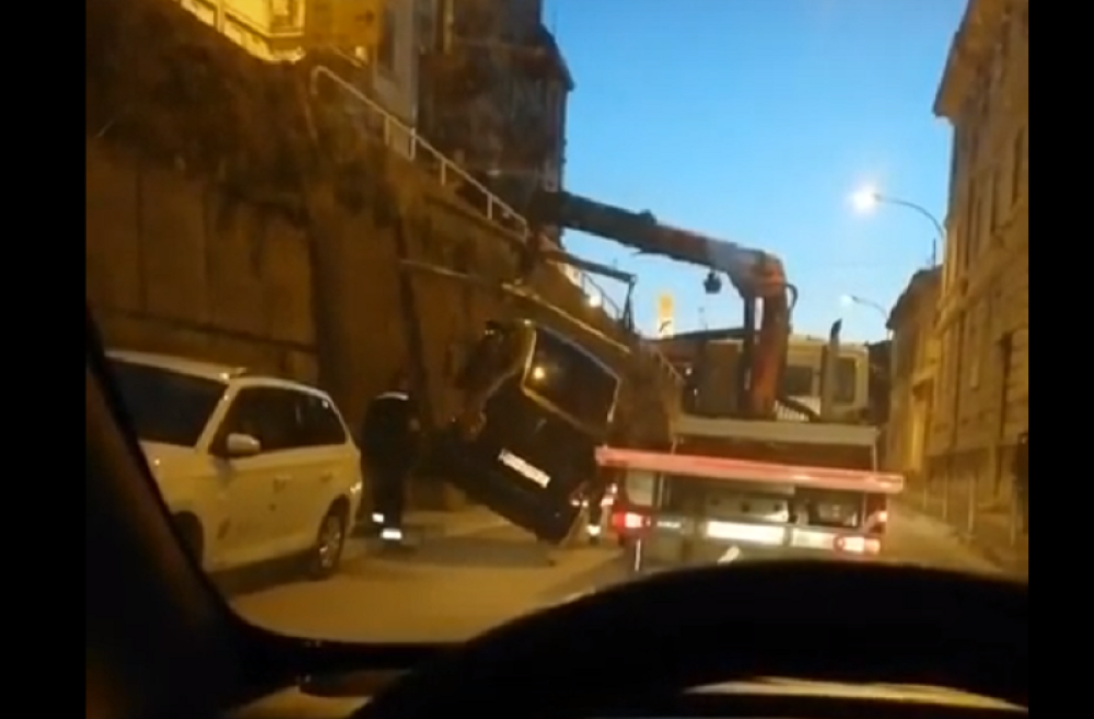 Ljudi gledali u neverici! Pauk hteo da odnese automobil, a onda je počela katastrofa! Pokušali da se operu (VIDEO)