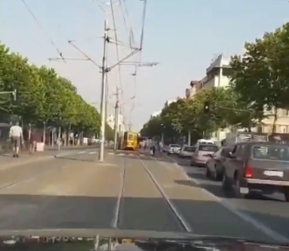 Neverovatno šta se dešava na ulicama Beograda! Bahati vozač leti 100 km na sat po sred Bulevara! (VIDEO)