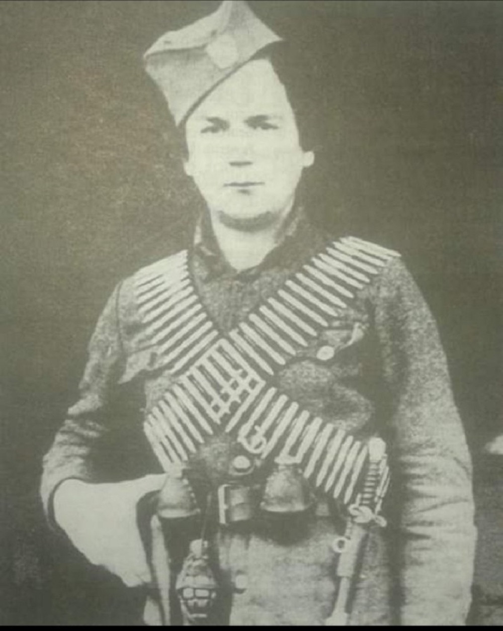 Rukom sam ga ščepao za kosu i glavu mu pribio uz jastuk, a desnom rukom mu zario nož u srce. Riknuo je kao lav!