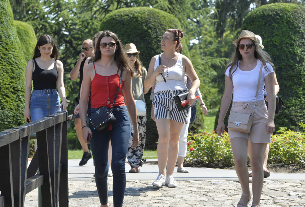 Rešila je da proveri ko je Mile parketar u muževljevom telefonu: Kad je otvorila sliku, mogla je samo da sedne i plače!