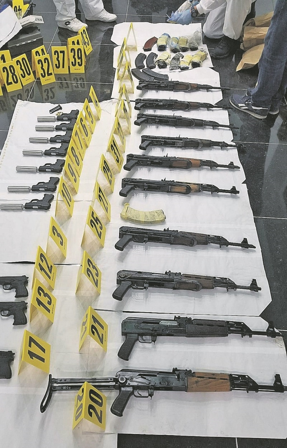 U kući pronađena gomila pušaka, ali to nije sve! Policajci su otkrili još nekoliko zanimljivih stvari, a najveću tajnu krije SIM kartica!