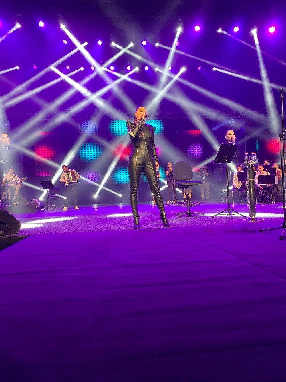 Mira Škorić se pojavila u kostimu žene-mačke, goreo je Sava centar! (FOTO+VIDEO)