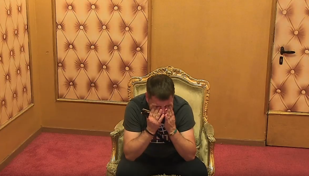 Sestra Ivana Marinkovića se sestra javno odrekla! Kada ga vidi na televizoru hoće da ga razbije