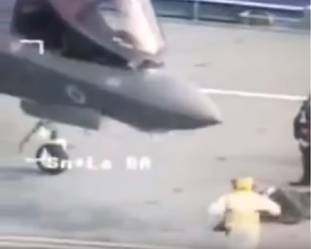 Drama na britanskom nosaču aviona, pilot izašao iz F-35, sledećeg trenutka su trčali da ga spasavaju! (VIDEO)