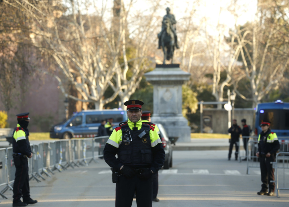 Policajac pretukao devojčicu! Nećete verovati zbog čega je to uradio! (VIDEO)
