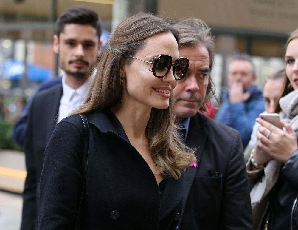 Anđelina Žoli zasenila je i podigla Pariz na noge samo jednim modnim detaljem!