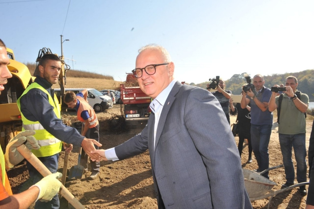 Vesić: "Sportsko-turisticki kompleks na resničkom jezeru biće završeni do proleća"