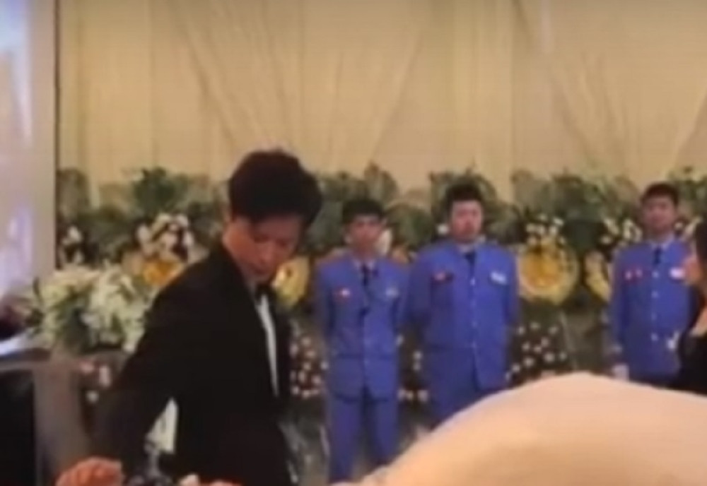 Oženio se mrtvom verenicom na njenoj sahrani! Kad vidite zašto, nećete moći da zadržite suze! (VIDEO)