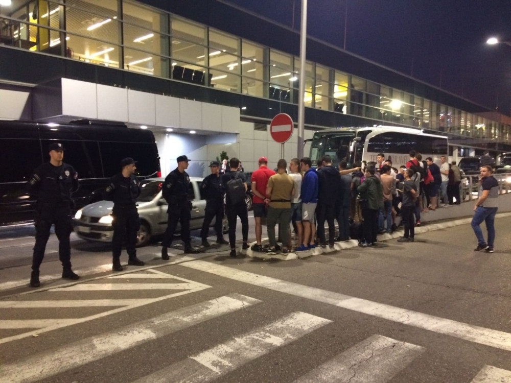 "Crveni đavoli" sleteli u Beograd! Igrači pozdravili oduševljene navijače! (FOTO/VIDEO)