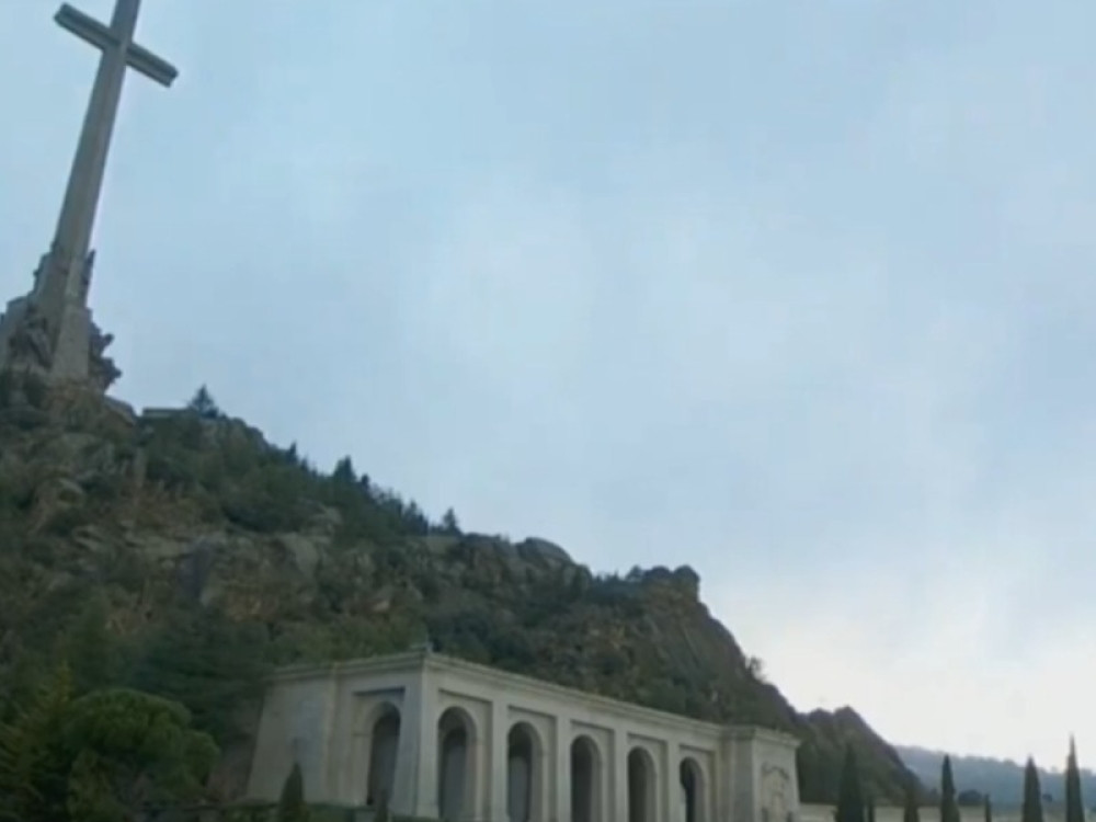 Počela eshumacija! Posmrtni ostaci španskog diktatora idu na drugu lokaciju! (SNIMAK UŽIVO)