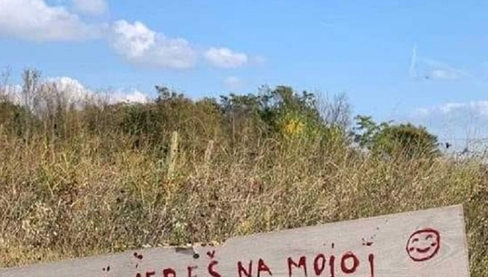 Seljaka iznervirao par koji je imao s*ks na njegovoj njivi, pa im ostavio poruku zbog koje su pocrveneli! (FOTO)