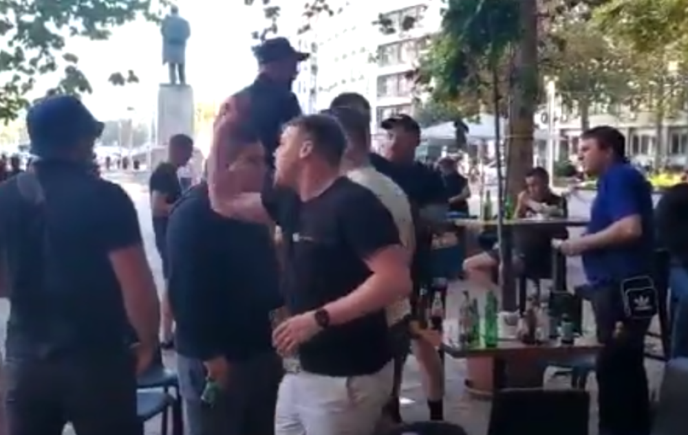 Englezi okupirali Trg Nikole Pašića, popeli se na stolove kafića, policija morala da interveniše! (VIDEO)