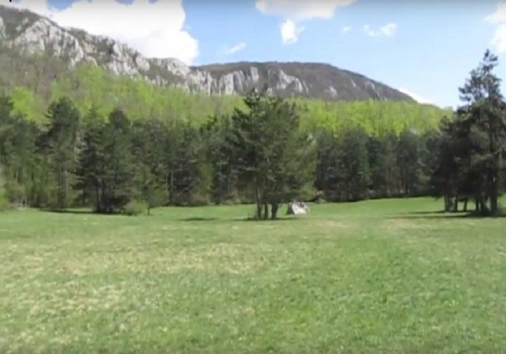 Dolaze sa drugog kraja sveta da dodirnu jedan kamen!