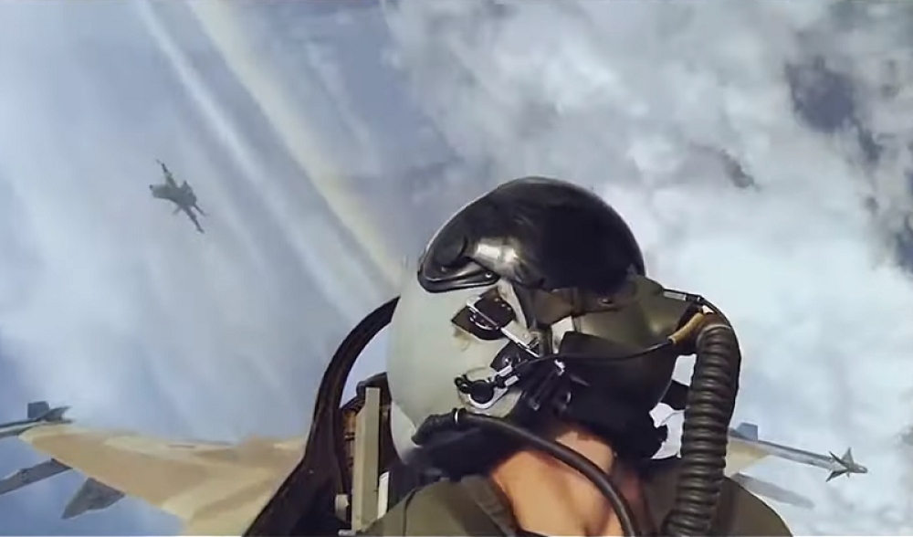 Pilot se nije dvoumio, stavio je kacigu i poleteo u beskraj iznad mora, tada ga je ugledao!