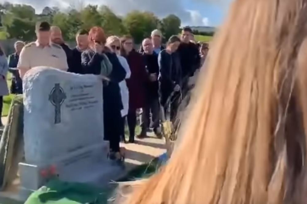 Dok su pokojnika spuštali u grob, iz kovčega se začuo njegov glas! Jeziva scena na sahrani! (VIDEO)