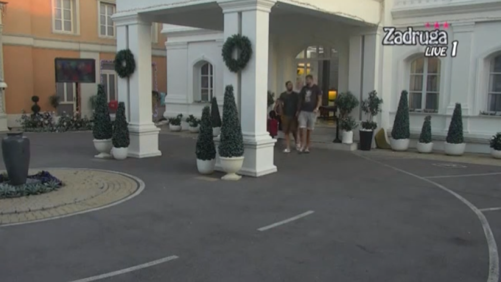 Zadrugarku snimali dok menja uloške, ali to nije najgora stvar! Ono što je uradila zgrozilo je naciju! (FOTO)