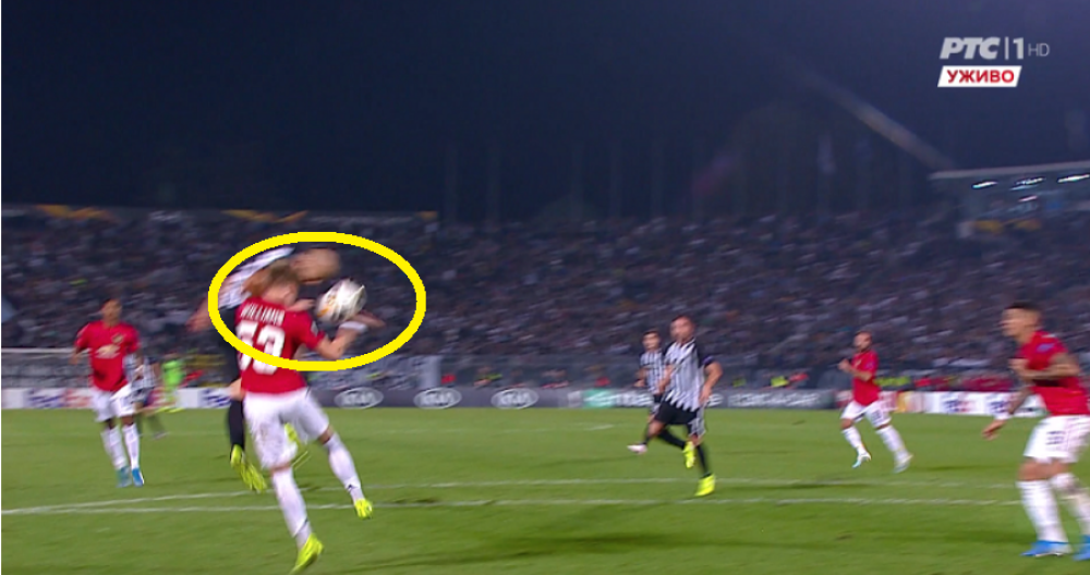 Partizan u jednom napadu oštećen za DVA PENALA! Španski sudija radi za Engleze! SRAMOTA! (VIDEO)