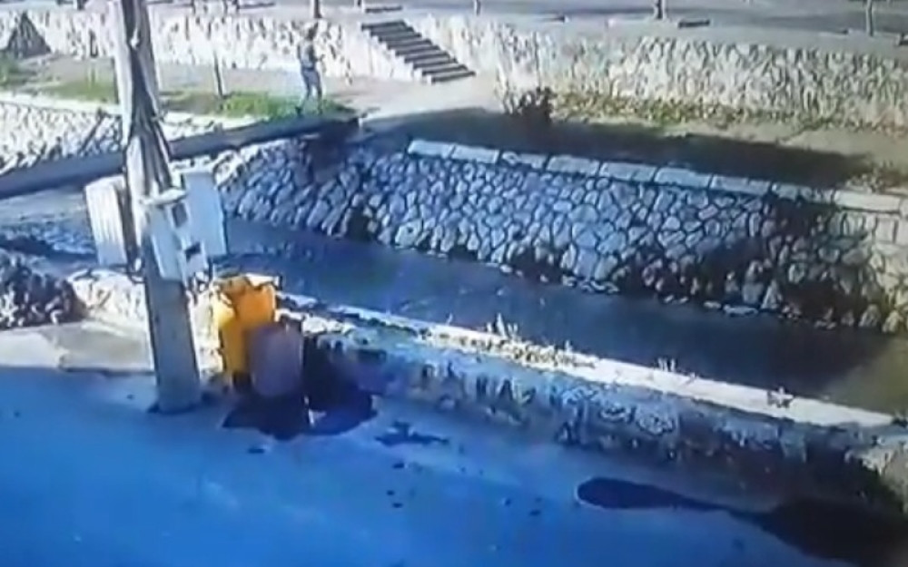 Još jedan bahati vozač! Umalo da pregazi dečka na pešačkom prelazu - namerno! (VIDEO)