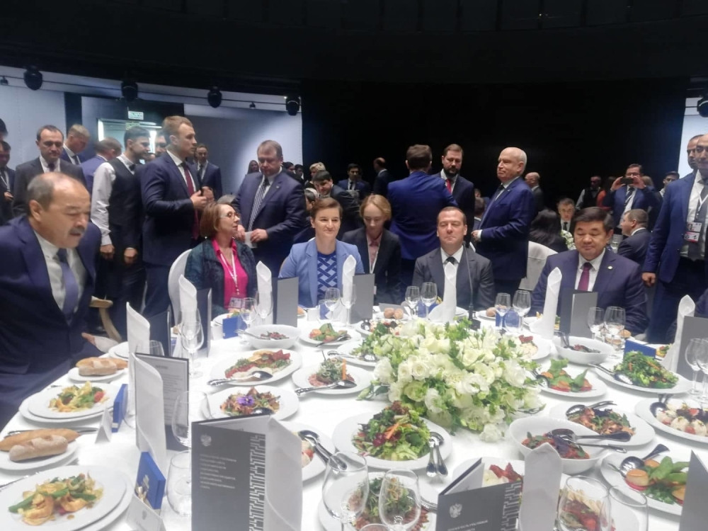 Ana Brnabić na ručku sa Medvedevim! (FOTO SA LICA MESTA)