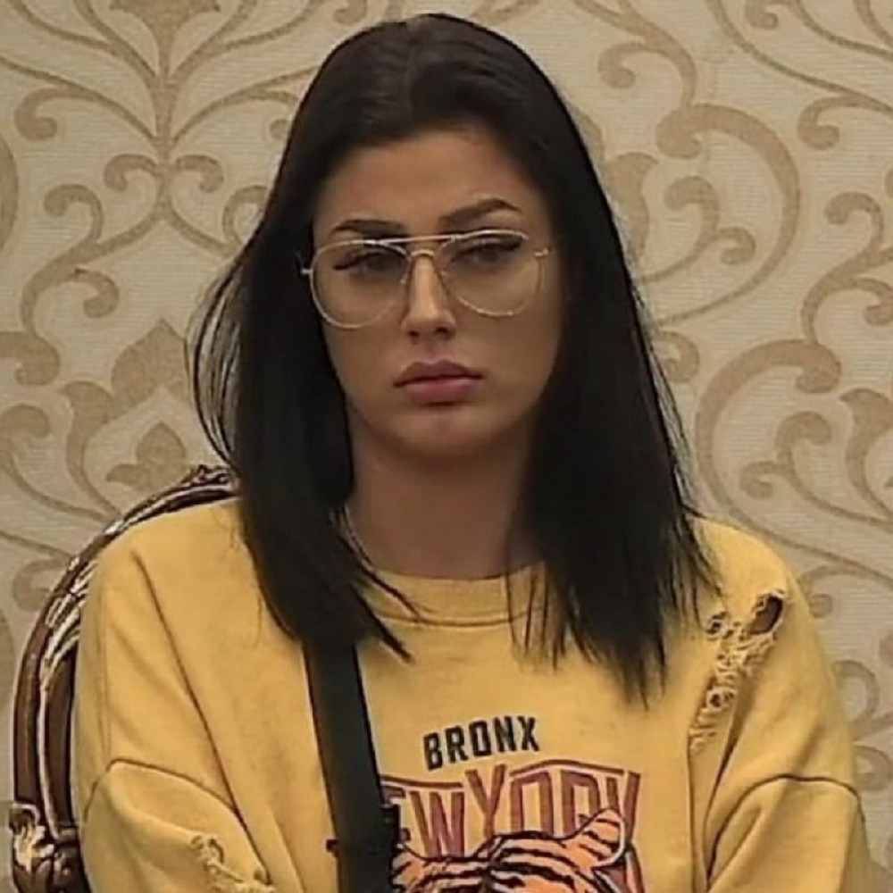 Ona je jedina posle Parova uspela: Zarađuje na stotine evra dnevno, a evo čime se bavi i kako izgleda danas! (FOTO)