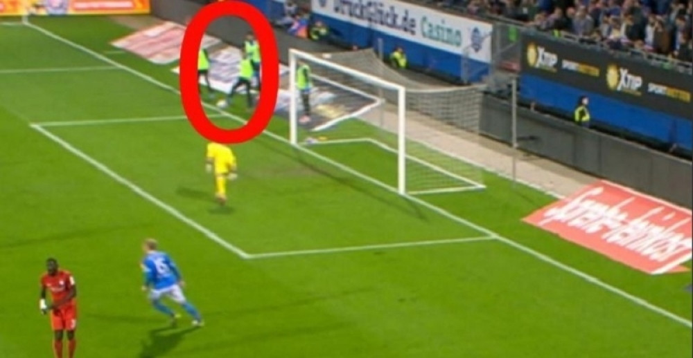 Penal skrivila rezerva koja se zagrevala pored gola! Ovaj podatak će vas pogotovo oduvati! (VIDEO)