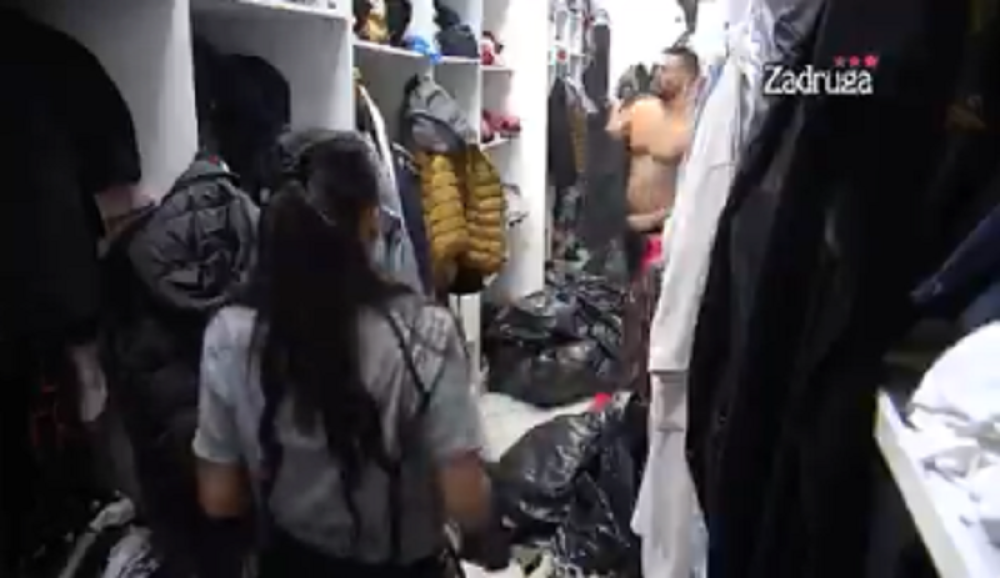 Zadrugarka pokazala gole grudi pravo u kameru! Podigla majicu, čvrste bradavice u prvom planu! (FOTO 18+)