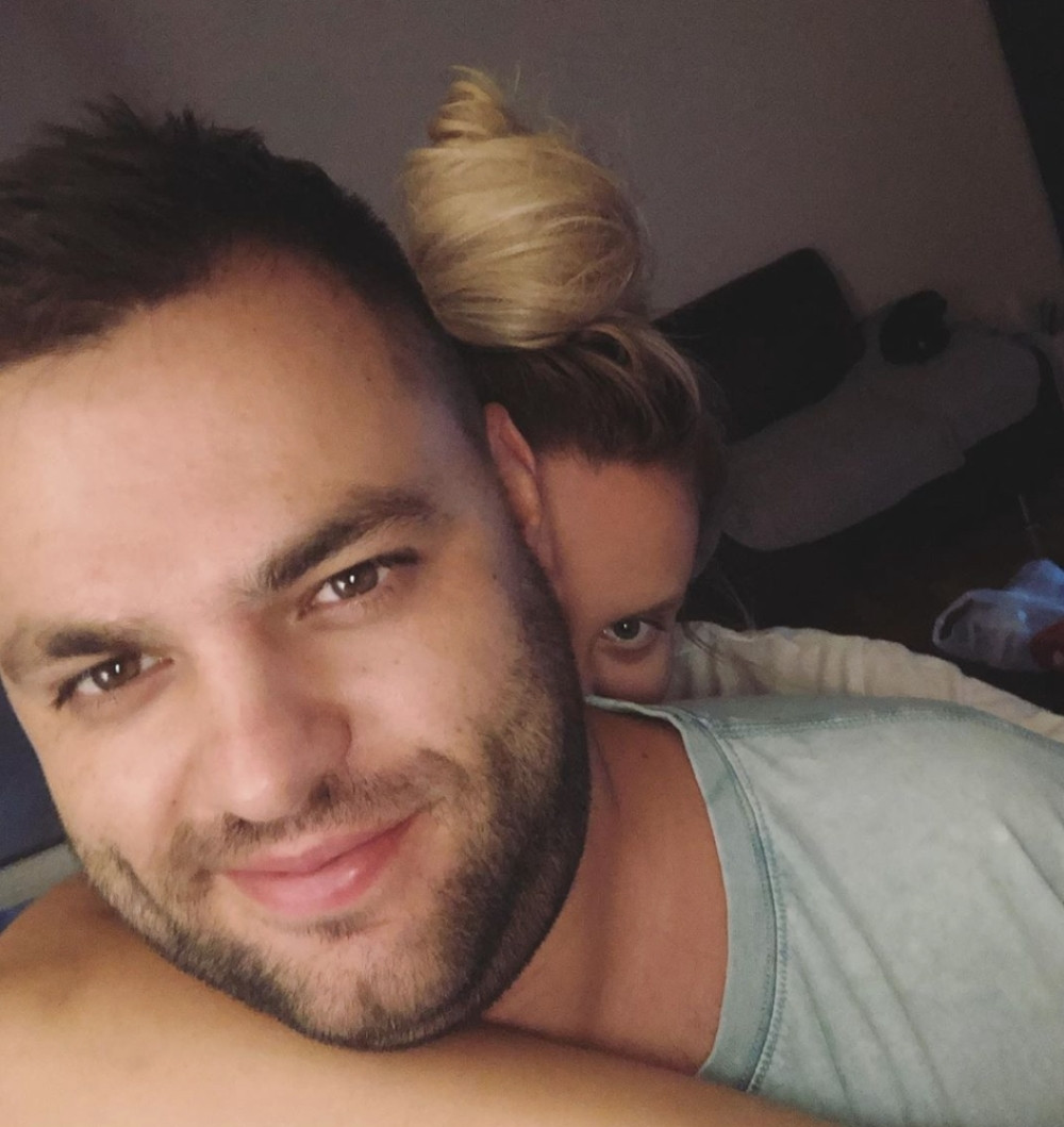 Pevač proslavio rođendan, njegova devojka nasmejala sve čestitkom!