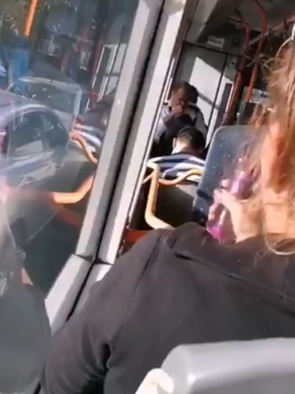 Držala pe*is u ruci, dok joj je ona stajala iza leđa i sve snimala telefonom (VIDEO)