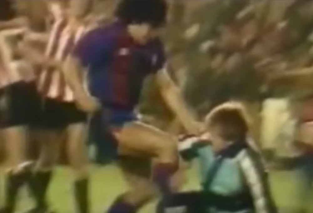 Maradona u stilu MMA borca, kolenom nokautirao protivničkog igrača! U razmeni udaraca učestvovali igrači, maseri, policijaci i navijači!  (VIDEO)