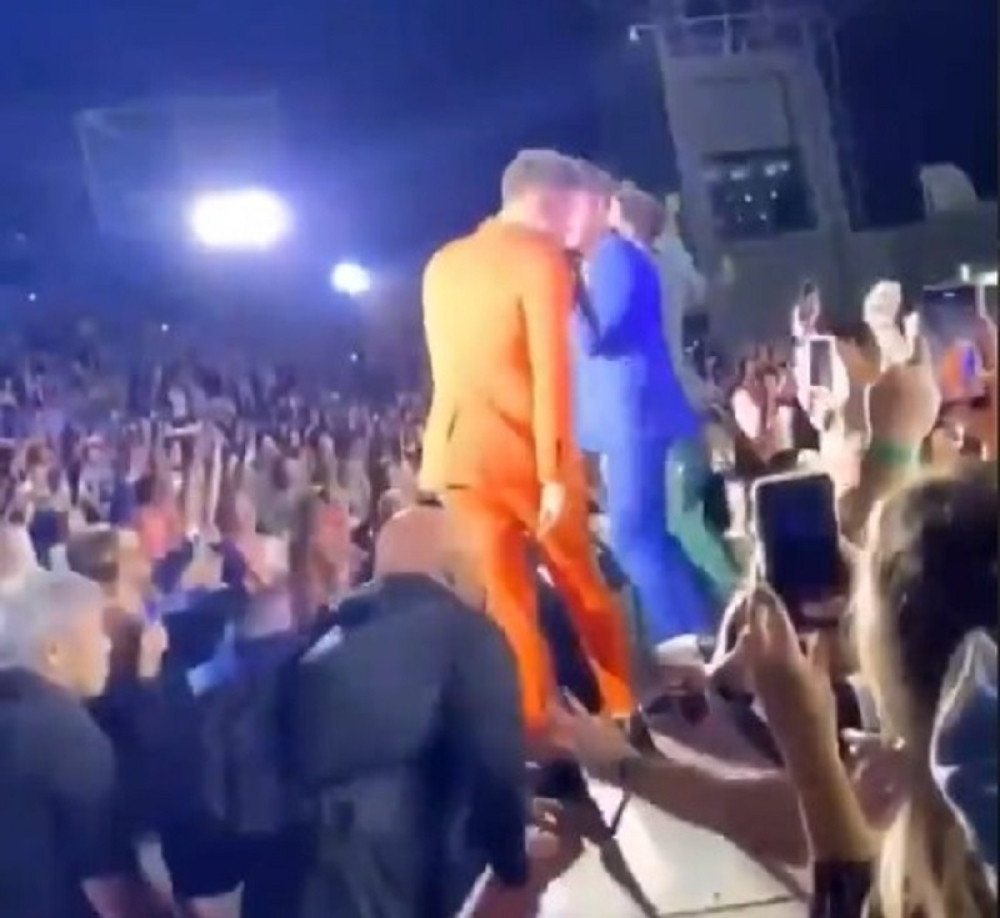 Krstićete se kada vidite šta je žena iz publike uradila pevaču usred koncerta! (VIDEO)