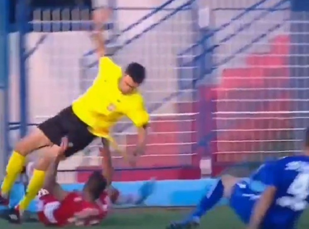Zvezdin fudbaler pokosio arbitra u stilu pijanih vozača! (VIDEO)
