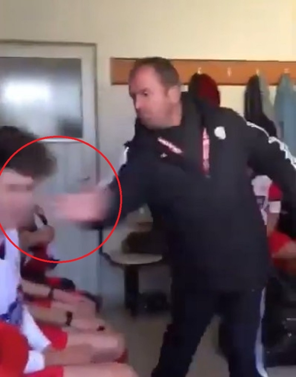 Trener brutalnim šamarčinama kažnjavao maloletne fudbalere, vadio se na Fergusona i ne žali zbog toga! (VIDEO)