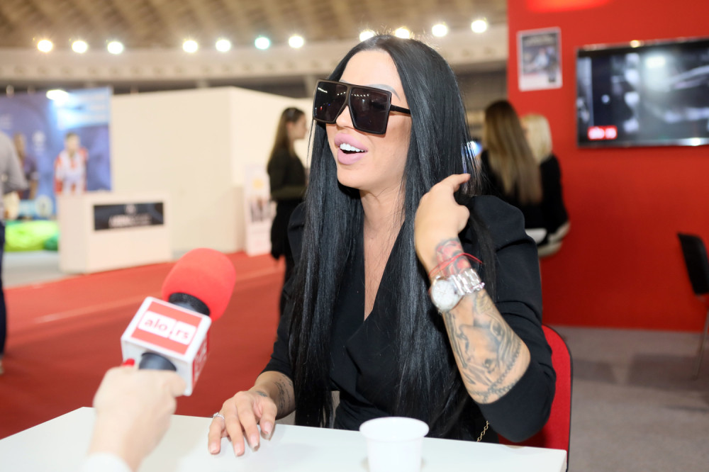 Tijana Ajfon došla u ultra kratkoj haljini, niko nije mogao da skloni pogled sa nje! (FOTO)