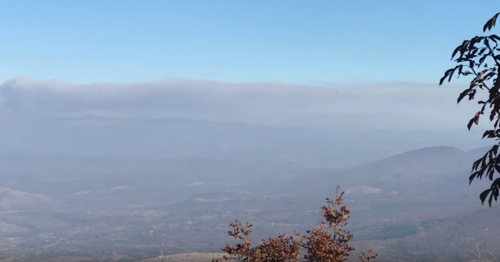 Sa neba padao beli pepeo! Ugrožena poznata planina (VIDEO)