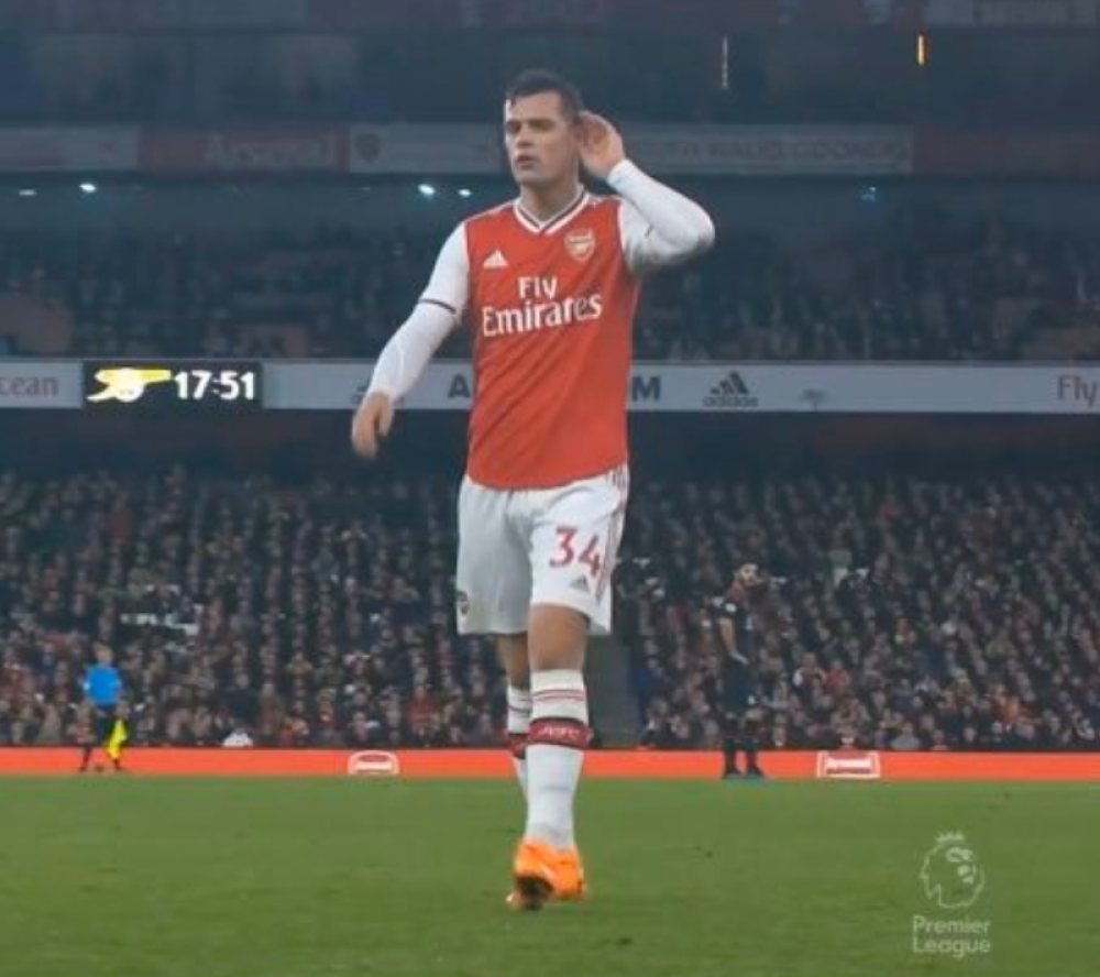 Džaka napravio haos, bacio traku i navijačima uputio poruku - "Odj**ite! (FOTO/VIDEO)