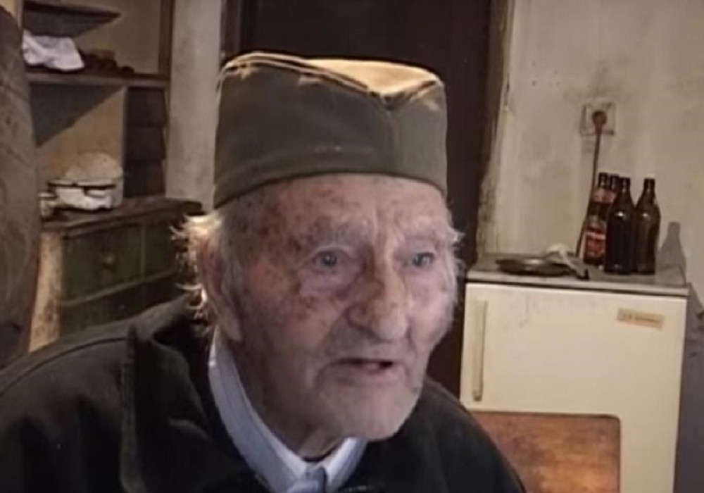Jede burek, pije pivo, nedeljom redovan u kafani. Upoznajte Stepana (105), srpskog starinu koji ima dobar savet za sve nas!
