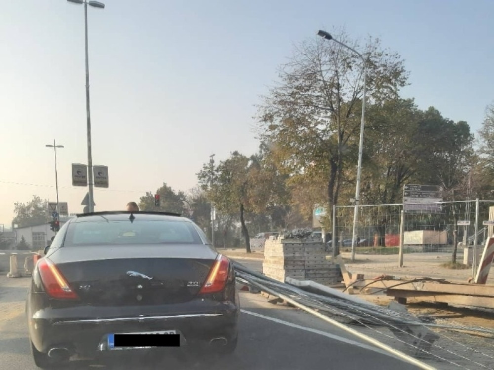 Zaštitna ograda pala i uništila automobil, nastala je potpuna pometnja u saobraćaju! (FOTO)