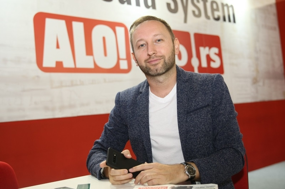 Milan Maglov otkrio kako da zaradite na društvenim mrežama! Evo šta se krije iza milionskih pratilaca! (VIDEO)