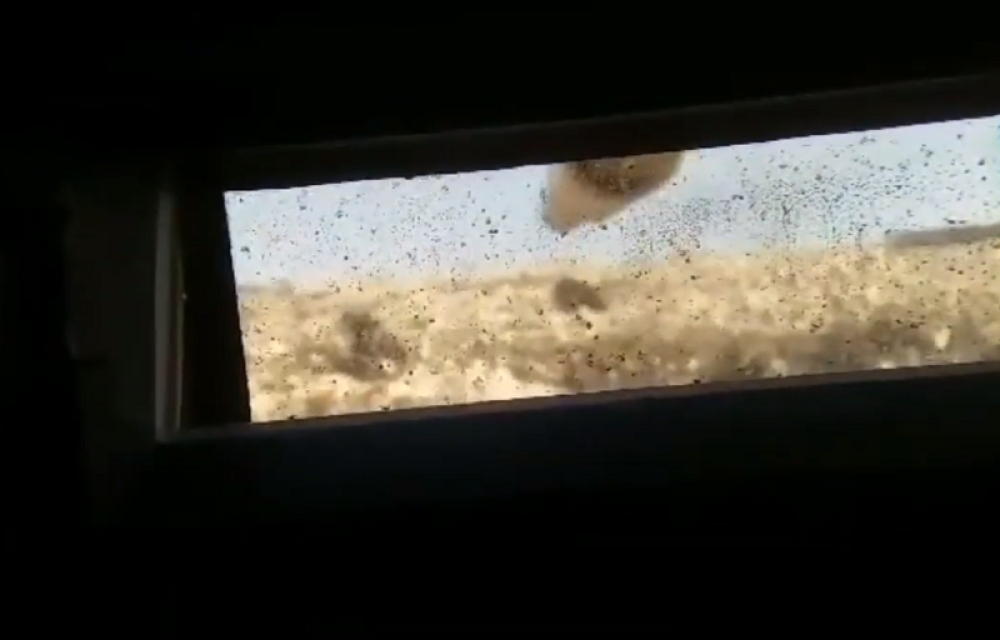 Sirijski tenkista nišani kroz periskop! Džihadisti jure ka njemu, a on ih kida (VIDEO)